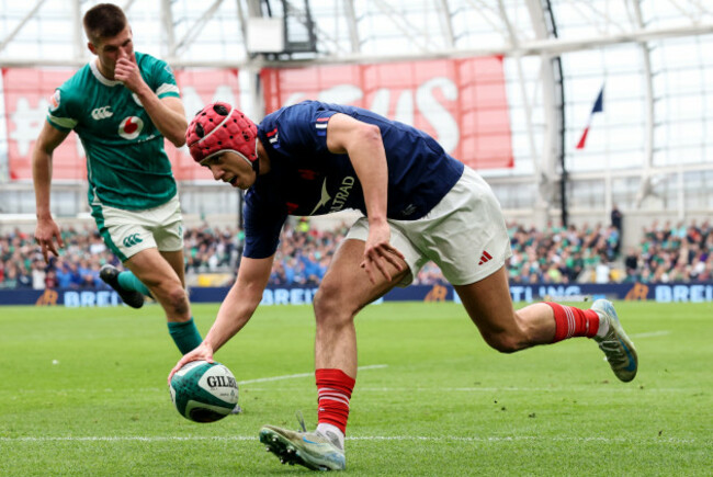louis-bielle-biarrey-scores-a-try