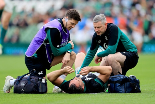 keith-fox-treats-james-lowe-for-an-injury-during-the-warm-up