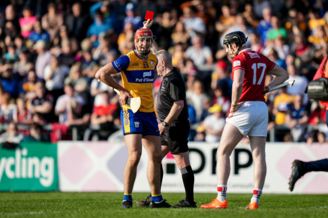 referee-liam-gordon-gives-a-red-card-to-peter-duggan