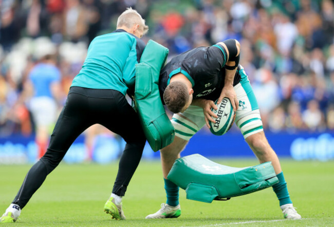 tadhg-beirne-and-interim-head-coach-simon-easterby-during-the-warm-up