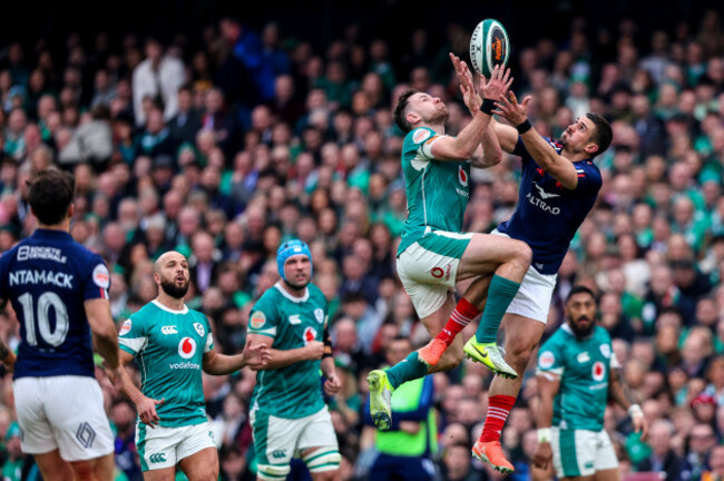 hugo-keenan-and-thomas-ramos-compete-for-a-high-ball