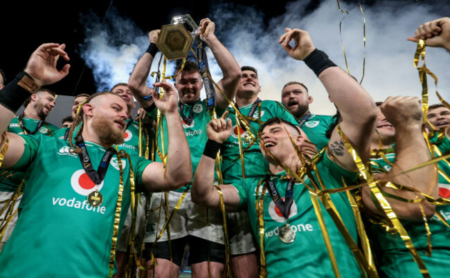 peter-omahony-lifts-the-trophy