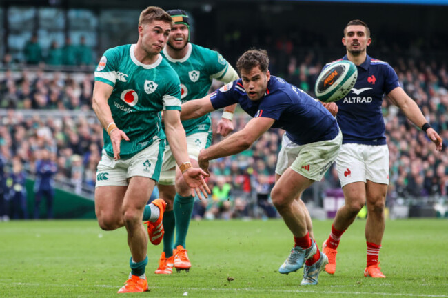 jack-crowley-passes-under-pressure-from-damian-penaud