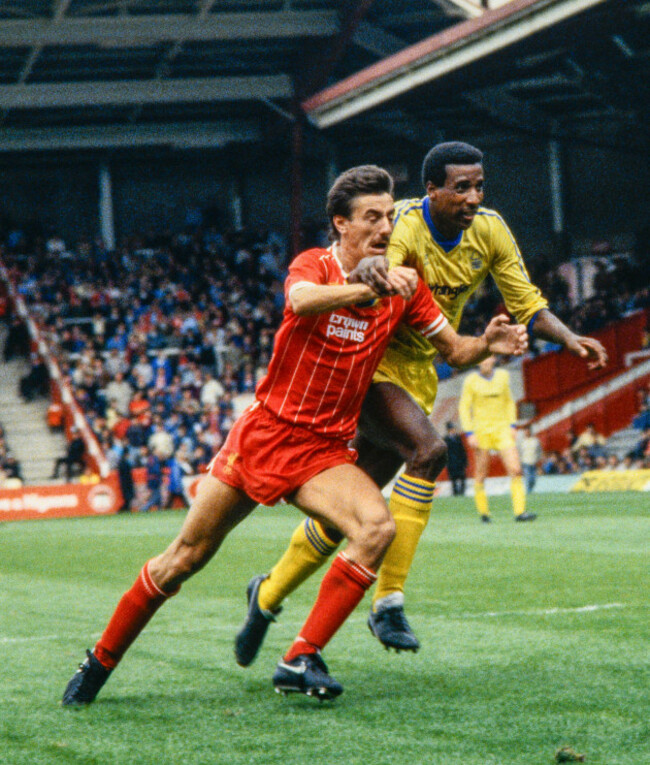 football-division-one-uk-1982-83-liverpool-nottingham-forest-liverpools-ian-rush-against-forests-viv-anderson-photo-bildbyrand181_07-d181_07-scanx-fotboll-football-soccer-division-one-en