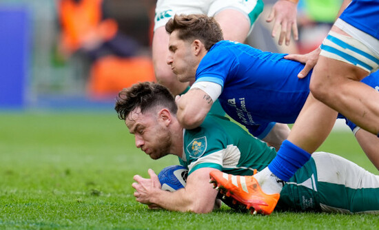 hugo-keenan-scores-a-try