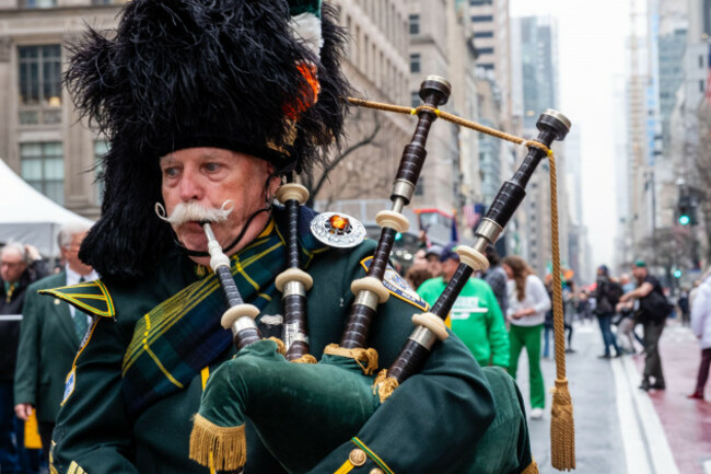 new-york-ny-usa-17th-mar-2025-new-yorks-st-patricks-day-parade-attracted-participants-and-onlookers-to-fifth-avenue-to-the-annual-skirl-of-bagpipes-and-beat-of-drums-credit-ed-lefkowiczalam
