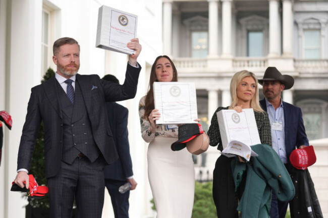 conservative-political-commentator-rogan-ohandley-also-known-as-dc-draino-from-left-social-media-content-creator-chaya-raichik-and-conservative-political-commentator-liz-wheeler-hold-up-binders-wi