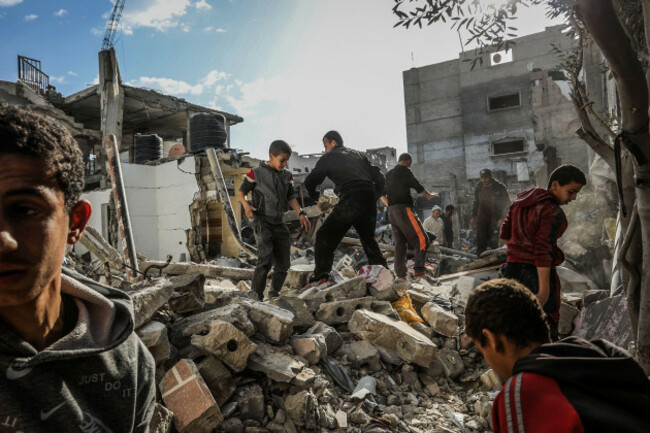 khan-yunis-palestinian-territories-18th-mar-2025-palestinians-search-for-their-belongings-among-the-rubble-of-their-destroyed-homes-following-the-israeli-airstrikes-on-khan-yunis-israel-launched