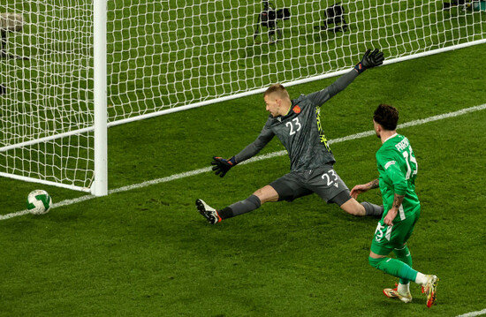 troy-parrott-misses-a-chance-with-plamen-iliev