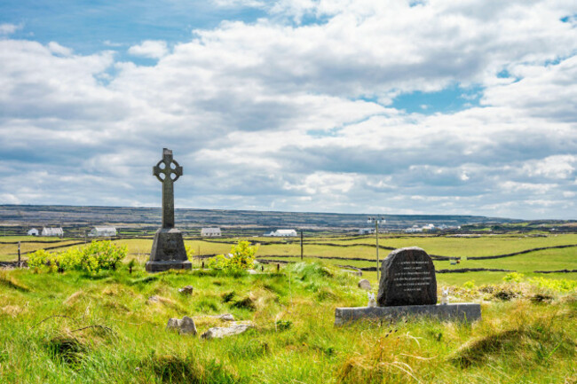 graveyard-with-celtic-cross-in-inis-mor-or-inishmore-the-largest-of-the-aran-islands-in-galway-bay-off-the-west-coast-of-ireland