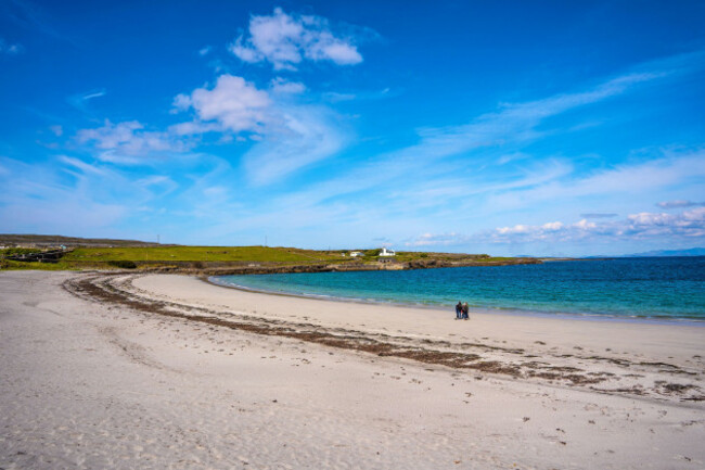 kilmurvey-beach-in-inis-mor-or-inishmore-the-largest-of-the-aran-islands-in-galway-bay-off-the-west-coast-of-ireland