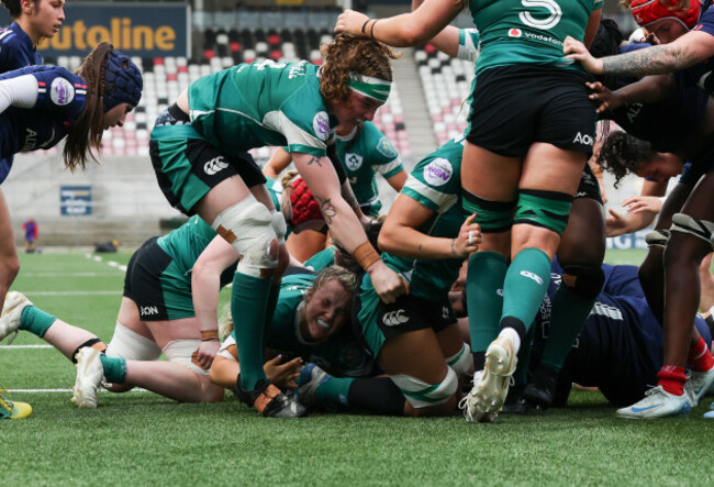 irelands-neve-jones-scores-a-try