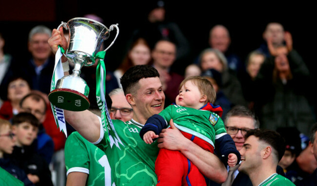 iain-corbett-lifts-the-trophy-with-his-son-dylan
