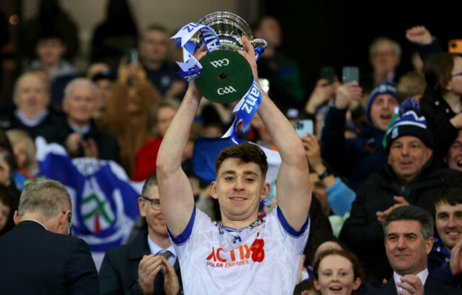 micheal-bannigan-lifts-the-trophy