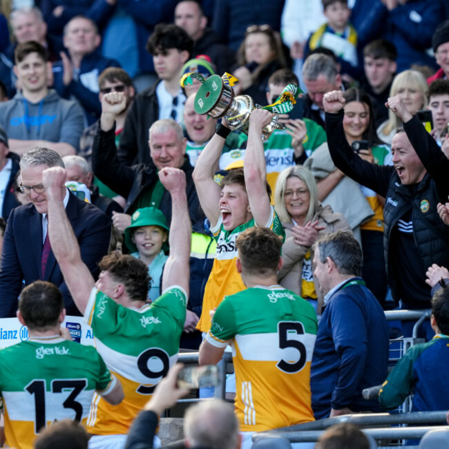 lee-pearson-lifting-the-trophy