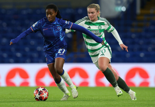 london-uk-20th-nov-2024-oriane-jean-francois-of-chelsea-and-saoirse-noonan-of-celtic-challenge-for-the-ball-during-the-uefa-womens-champions-league-match-at-stamford-bridge-london-picture-credit