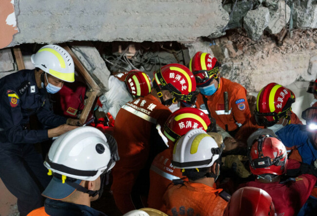 mandalay-myanmar-31st-mar-2025-rescuers-carry-out-rescue-work-in-mandalay-myanmar-march-31-2025-the-death-toll-from-fridays-7-9-magnitude-earthquake-in-myanmar-has-risen-to-2056-with-approx