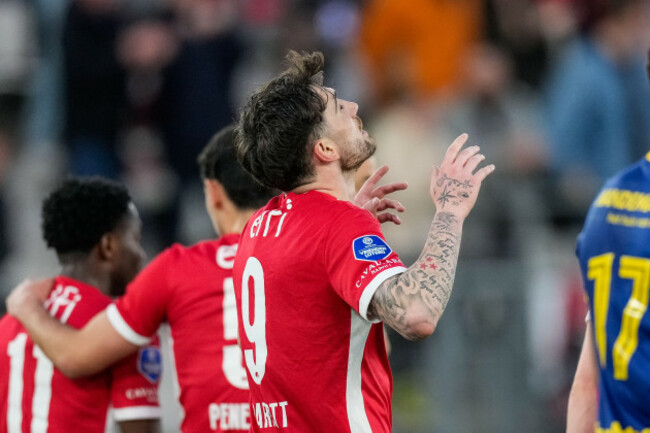 alkmaar-netherlands-01st-apr-2025-alkmaar-netherlands-april-1-troy-parrott-of-az-celebrates-after-scoring-his-teams-first-goal-during-a-dutch-eredivisie-match-between-az-and-rkc-waalwijk-at-af