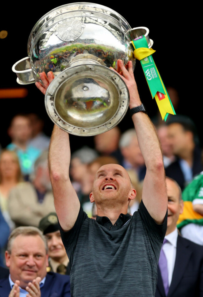 paddy-tally-lifts-the-sam-maguire