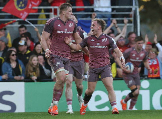 gavin-coombes-and-craig-casey-celebrate-a-try