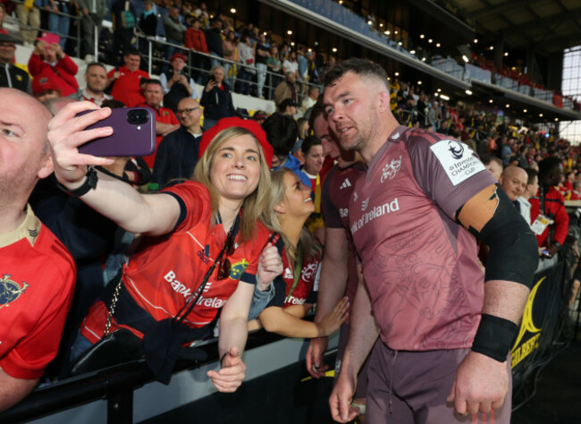 peter-omahony-takes-a-selfy-with-fans-after-the-match