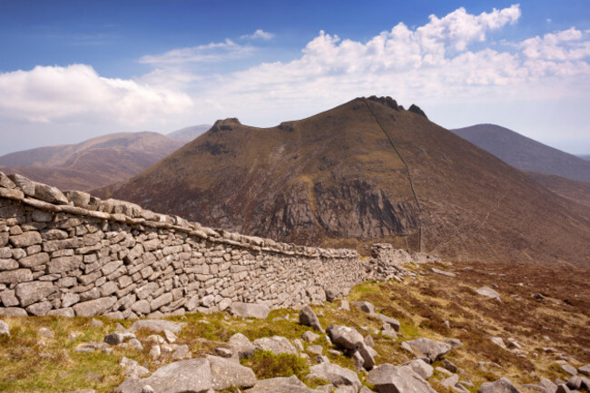 the-mourne-wall-and-the-peak-of-slieve-bearnagh-in-the-mourne-mountains-in-northern-ireland-on-a-sunny-day