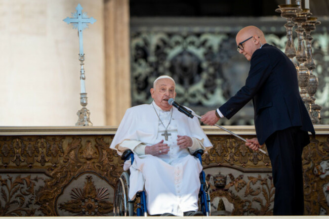 vatican-city-vatican-6th-apr-2025-pope-francis-greets-the-faithful-at-the-end-of-a-holy-mass-on-the-jubilee-of-the-sick-and-the-health-workers-in-st-peters-square-credit-image-stefano