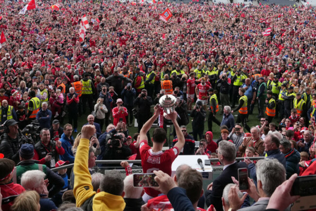 robert-downey-lifts-the-trophy