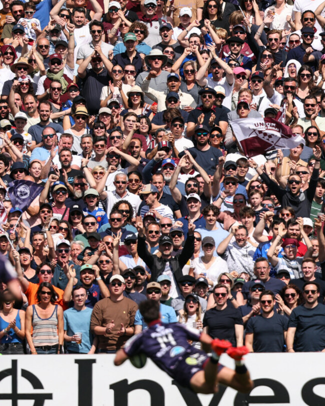 bordeaux-fans-celebrate-as-damian-penaud-scores-a-try