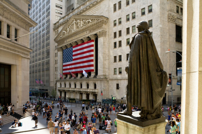 new-york-stock-exchange-mit-us-flag-financial-district-statue-of-george-washington-in-the-foreground-midtown-manhattan-new-y