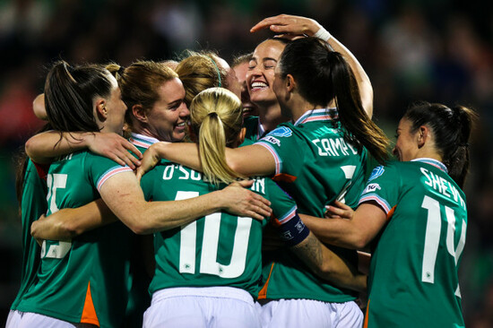 anna-patten-celebrates-after-scoring-a-goal-with-teammates