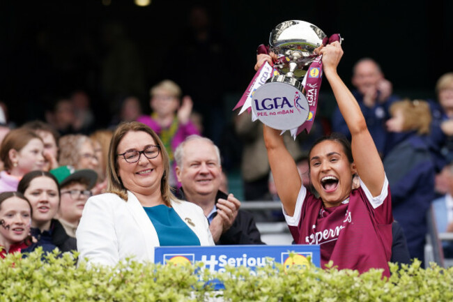 kate-geraghty-lifts-the-trophy