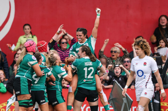 amee-leigh-costigan-celebrates-scoring-a-try-with-teammates