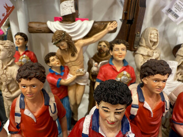 assisi-italy-04th-apr-2025-figures-of-the-italian-teenager-carlo-acutis-who-died-in-2006-are-for-sale-at-a-souvenir-store-acutis-was-only-15-years-old-the-italian-teenager-died-of-leukemia-in