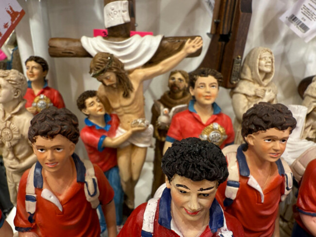 assisi-italy-04th-apr-2025-figures-of-the-italian-teenager-carlo-acutis-who-died-in-2006-are-for-sale-at-a-souvenir-store-acutis-was-only-15-years-old-the-italian-teenager-died-of-leukemia-in