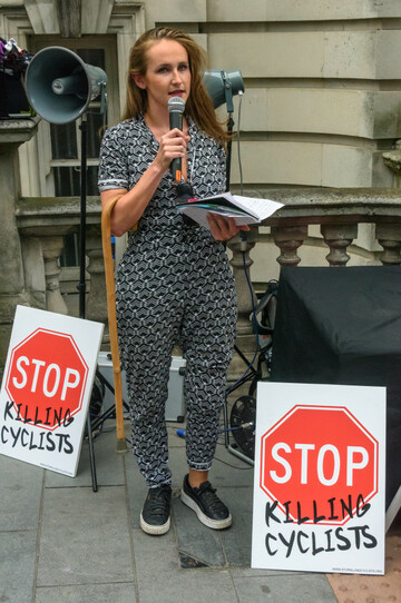 london-uk-7th-june-2018-victoria-lebrec-a-cyclist-who-had-to-have-a-leg-amputated-after-a-skip-lorry-failed-to-see-her-and-turned-into-her-speaks-at-the-rally-before-the-die-in-outside-greenwich