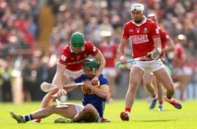 cormac-obrien-and-tim-omahony-tackle-sam-ofarrell