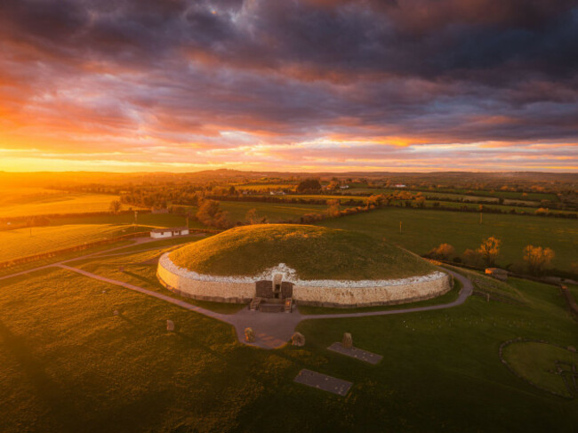 sunset-over-the-newgrange-passage-tomb