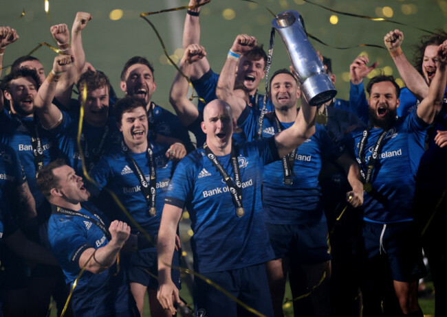 devin-toner-with-the-pro14-trophy