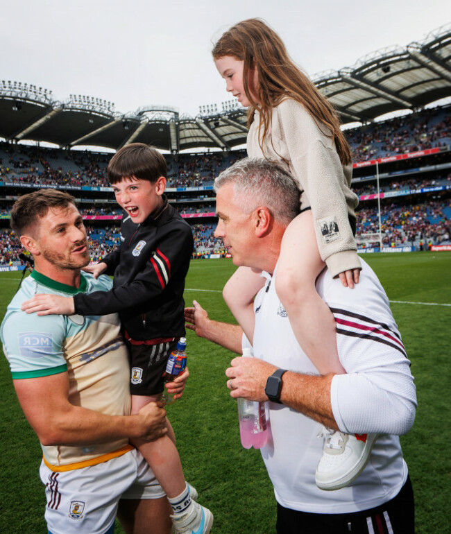 padraic-joyce-celebrates-with-his-daughter-jodie-and-son-charlie-and-shane-walsh