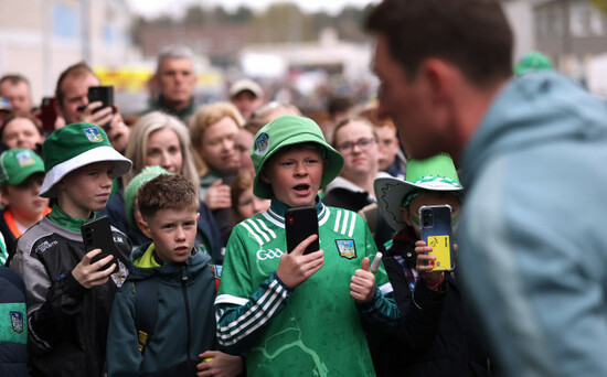 fans-watch-the-limerick-team-arrive