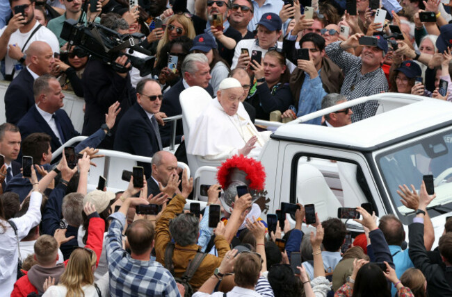 vatican-city-20-05-2025-pope-francis-on-the-popemobile-tours-the-square-at-the-end-of-the-holy-mass-on-easter-sunday-and-urbi-et-orbi-blessing-in-saint-peters-square-in-rome-credit-independent