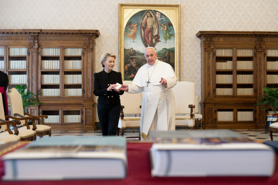 rome-italy-22nd-may-2021-may-22-2021-pope-francis-receives-mrs-ursula-von-der-leyen-president-of-the-european-commission-at-the-vatican-credit-independent-photo-agencyalamy-live-news