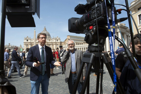 vatican-vatican-21st-apr-2025-italy-rome-vatican-2025421-faithful-and-pilgrims-gather-at-st-peters-square-following-the-death-of-pope-francis-in-the-vatican-pope-francis-died-on-april-21-2