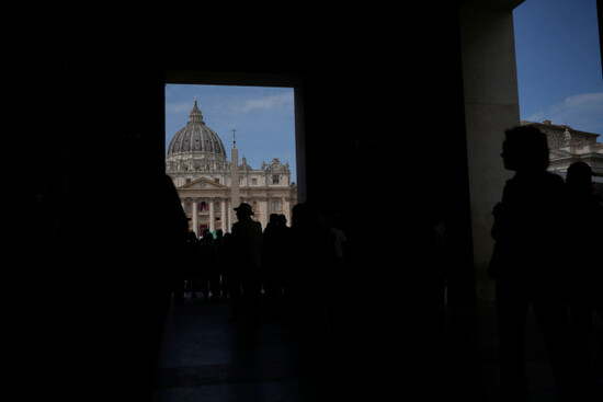 people-gather-in-st-peters-square-at-the-vatican-after-the-announcement-of-the-death-of-pope-francis-monday-april-21-2025-ap-photoalessandra-tarantino