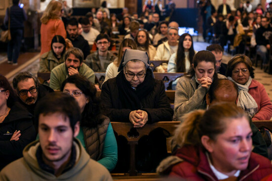buenos-aires-argentina-21st-apr-2025-people-pray-during-a-service-for-pope-francis-in-buenos-aires-cathedral-following-the-death-of-the-head-of-the-catholic-church-credit-cristina-silledpaalam