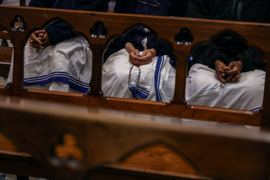 buenos-aires-argentina-21st-apr-2025-nuns-pray-with-deep-emotion-during-a-service-for-pope-francis-in-buenos-aires-cathedral-following-the-death-of-the-head-of-the-church-credit-cristina-silled