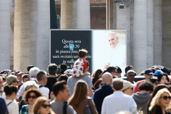 maxi-schermi-chiamano-alla-messa-di-suffragio-delle-19-30-piazza-san-pietro-per-la-morte-di-papa-francesco-roma-italia-lunedi-21-aprile-2025-cronaca-foto-di-cecilia-fabianolapresse-big-scr
