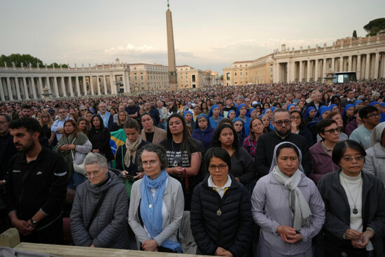 faithful-participate-in-a-rosary-prayer-for-the-late-pope-francis-in-st-peters-square-at-the-vatican-monday-april-21-2025-ap-photoalessandra-tarantino