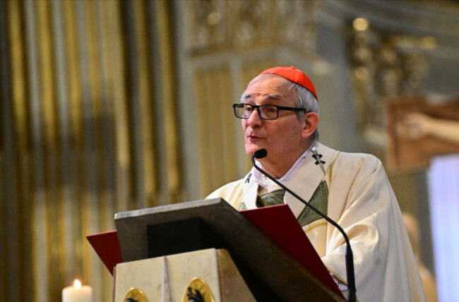 bologna-21st-apr-2025-bologna-death-of-pope-francis-crowd-in-the-cathedral-at-the-mass-for-pope-francis-by-cardinal-matteo-maria-zuppi-credit-independent-photo-agencyalamy-live-news
